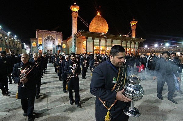 مراسم لاله‌گردانی خادمان در حرم شاه‌چراغ (ع)