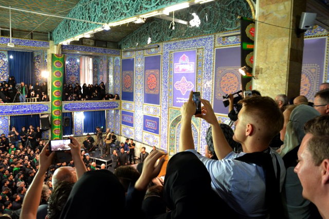 نذری و اشک گردشگران خارجی برای امام‌حسین (ع) + تصاویر