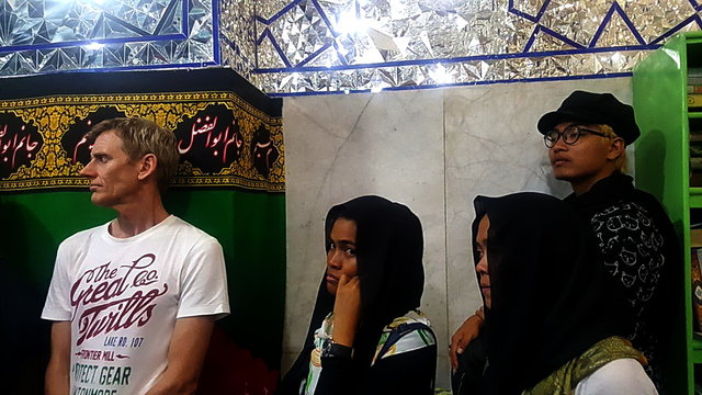 نذری و اشک گردشگران خارجی برای امام‌حسین (ع) + تصاویر