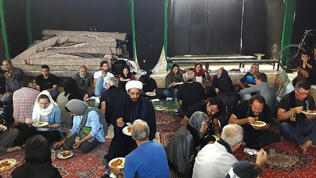 نذری و اشک گردشگران خارجی برای امام‌حسین (ع) + تصاویر