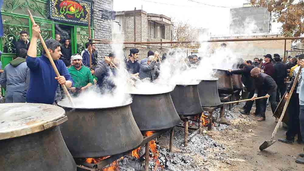 پخت ۲۸ دیگ بزرگ آش نذری در تهران