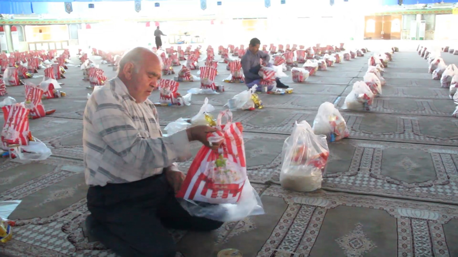 توزیع بیش از دو هزار بسته معیشتی بین نیازمندان