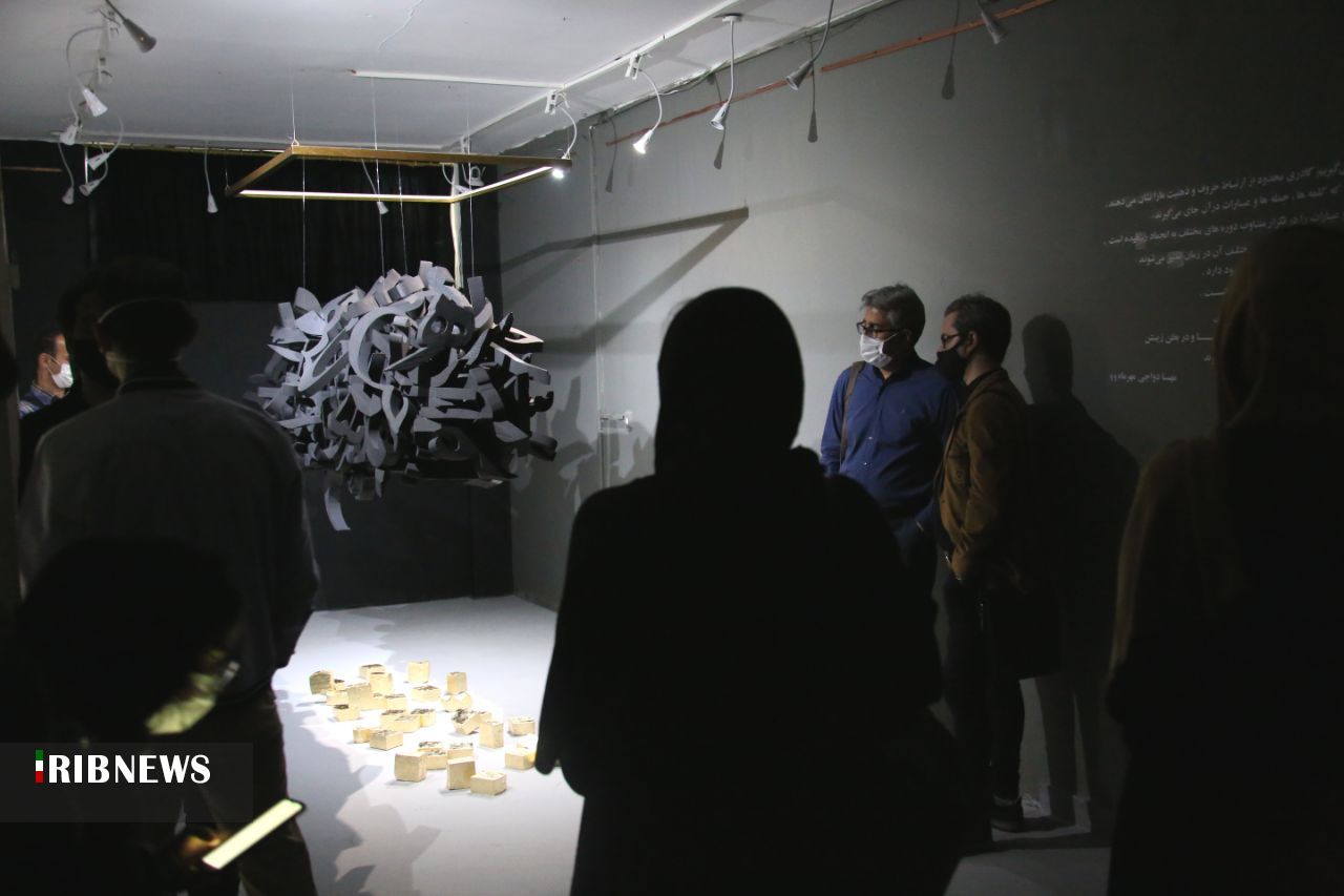 خلق اثر اینستالیشن آرت حروف محور زیرنظر هنرمند فردوسی