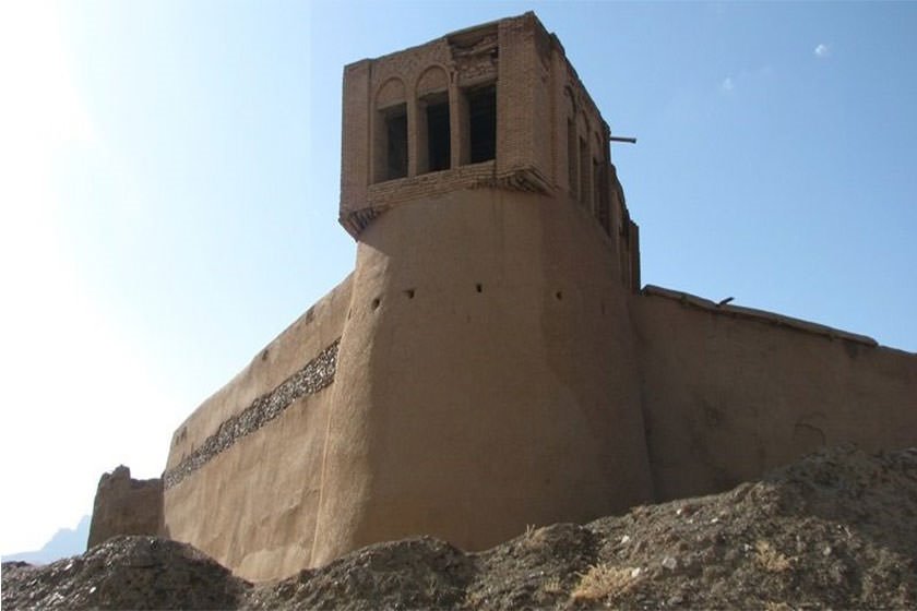 قلعه اردلان تویسرکان قابلیت تبدیل به مکان گردشگری دارد