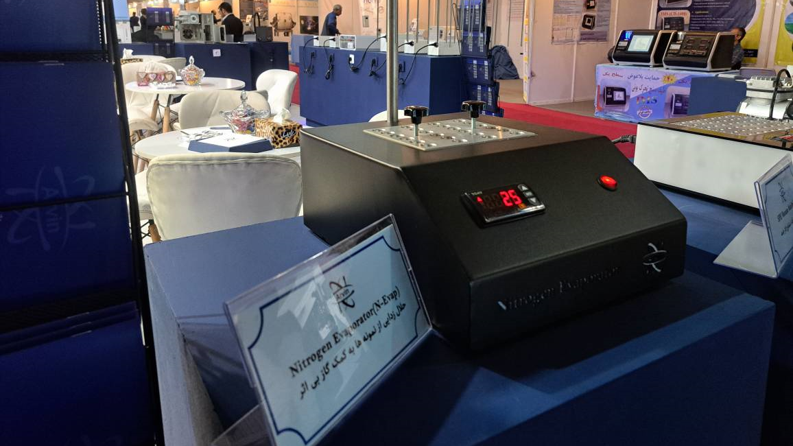 حلالزدایی از مایعات با تجهیز ایرانساخت ( ویترین / منبع : معاونت علمی فناوری ریاست جمهوری) حلالزدایی از مایعات با تجهیز ایرانساخت ( ویترین / منبع : معاونت علمی فناوری ریاست جمهوری)