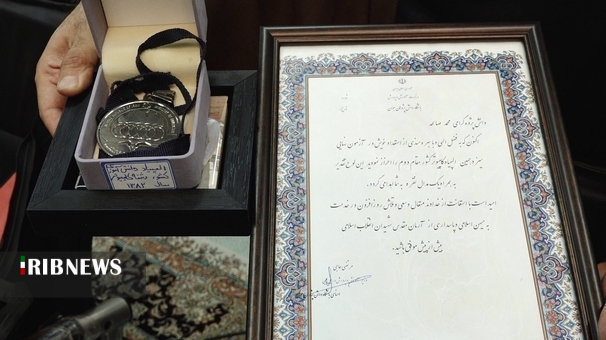 اهدای مدال المپیاد شهید صالحه به موزه حرم حضرت معصومه (س)