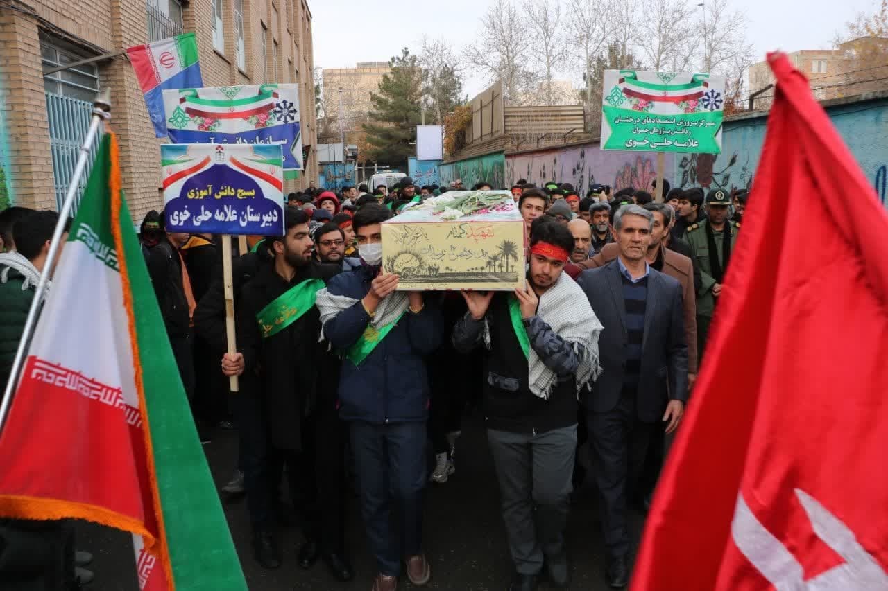 وداع پرشور دانش آموزان خویی از پیکر پاک شهید گمنام دوران دفاع مقدس وداع پرشور دانش آموزان خویی از پیکر پاک شهید گمنام دوران دفاع مقدس