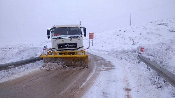 برفروبی و نمکپاشی ۱۷۰۰ کیلومتر باند راههای ملایر