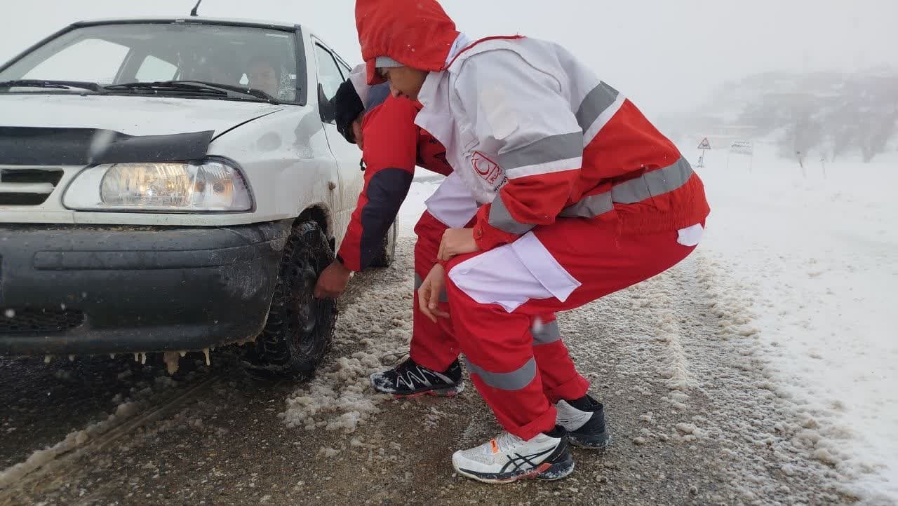 امداد رسانی به خودرو‌های گرفتار در برف و کولاک تکاب