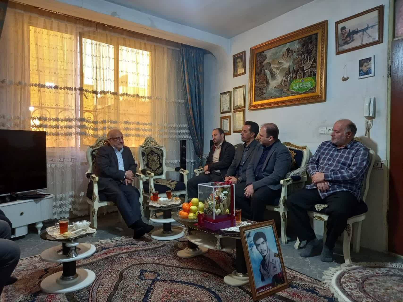 حضور بازرس‌کل استان تهران در منزل خانواده شهید اسدالله‌پور