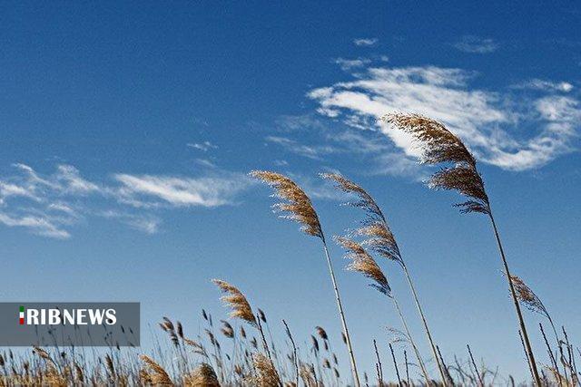 آسمان صاف همراه با وزش باد در قم