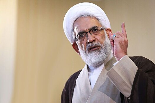 ایران اسلامی امروز در برابر جهان کفر ایستاده است