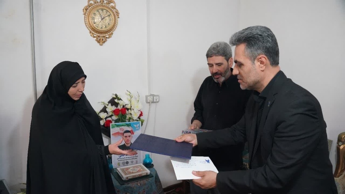 دیدار  مسئولان دانشگاه آزاد با  خانواده شهید دانشجو رضا خلف‌خانی د رارومیه