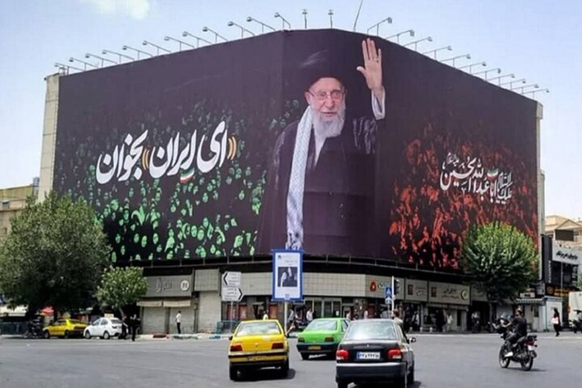 طرح هنرمند البرزی روی دیوارنگاره میدان انقلاب تهران رفت طرح هنرمند البرزی روی دیوارنگاره میدان انقلاب تهران رفت