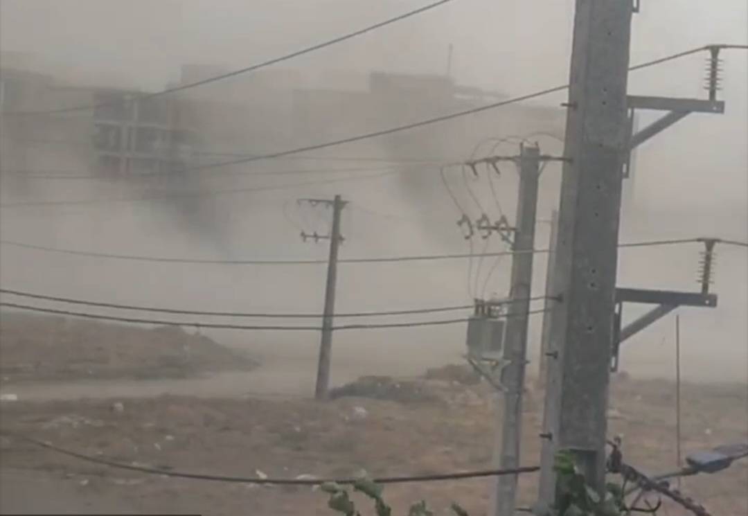 کلافکی اهالی شهرک رضوی از گرد و خاک تردد کامیونها کلافکی اهالی شهرک رضوی از گرد و خاک تردد کامیونها