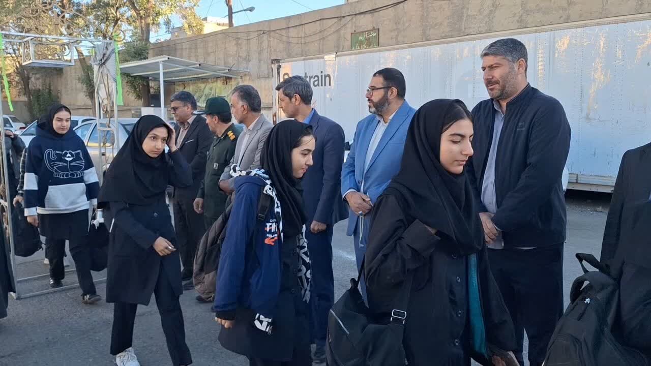 اعزام ۲۰۰ دانشآموز دختر در کنگاو به مناطق عملیاتی جنوب اعزام ۲۰۰ دانشآموز دختر در کنگاو به مناطق عملیاتی جنوب