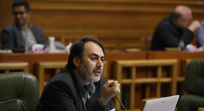 پیرهادی: مدارس ابتدایی را حداقل تعطیل کنید