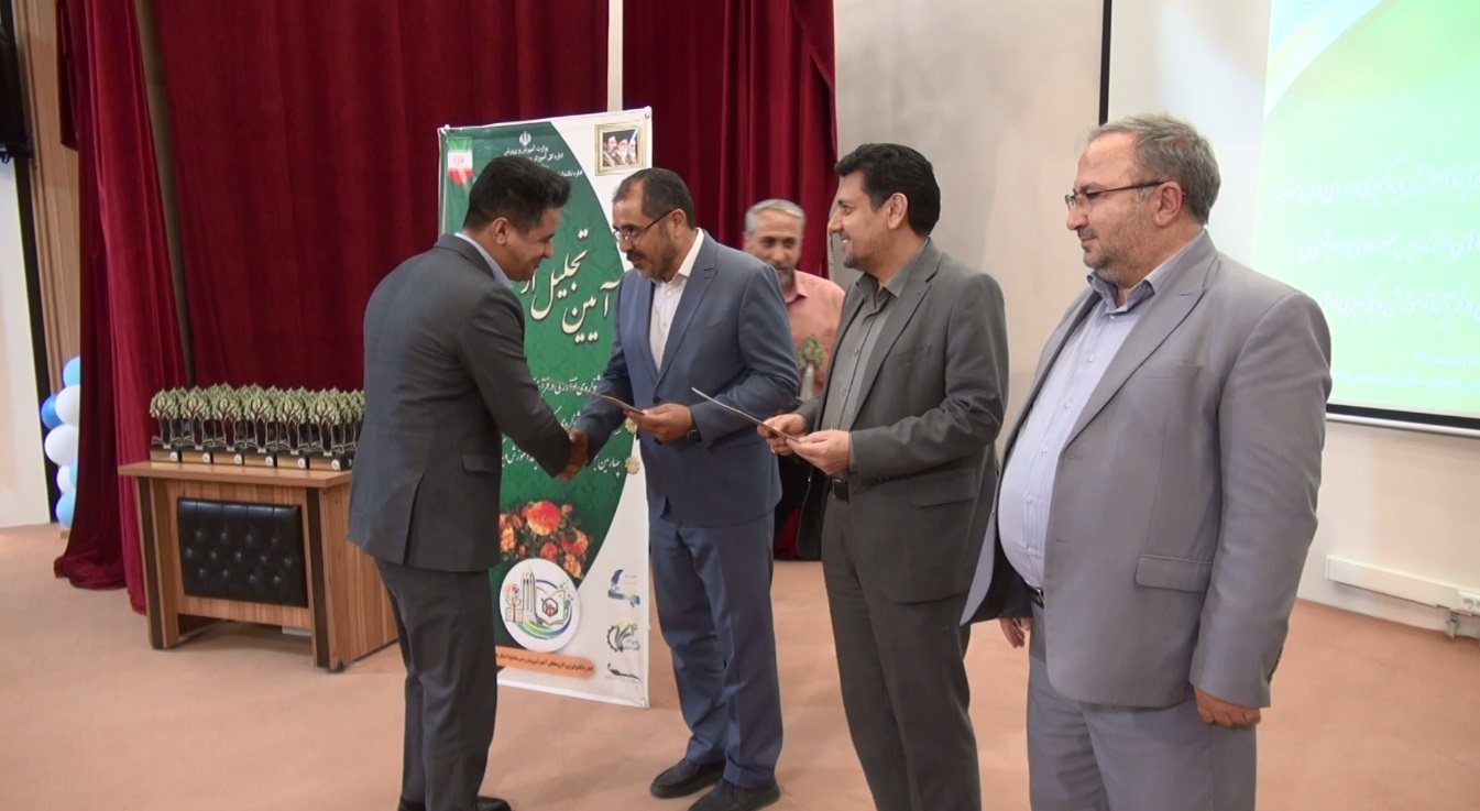 تجلیل از برگزیدگان جشنواره نوآوری در فرآیند آموزش تجلیل از برگزیدگان جشنواره نوآوری در فرآیند آموزش