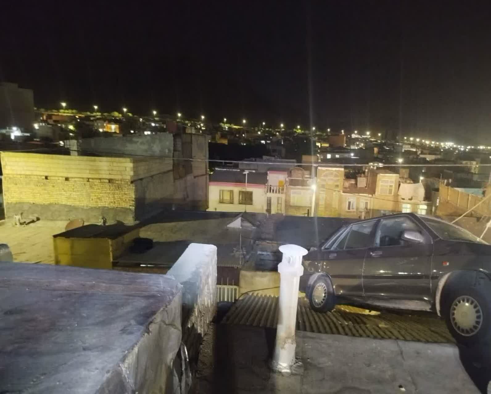 پرواز پراید بر فراز بام یک منزل مسکونی پرواز پراید بر فراز بام یک منزل مسکونی