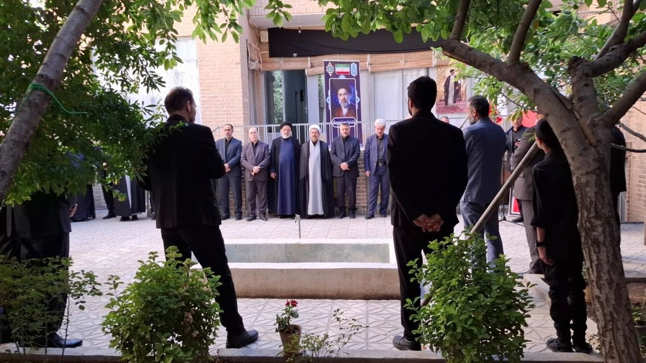 ادای احترام مسئولین قوه قضائیه خراسان رضوی به پیشگاه روح مطهر قائد امت ادای احترام مسئولین قوه قضائیه خراسان رضوی به پیشگاه روح مطهر قائد امت